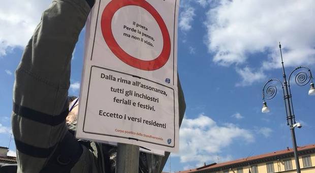 «Fermate poetiche» e panni stesi in rima, a Napoli le installazioni di Ma Rea