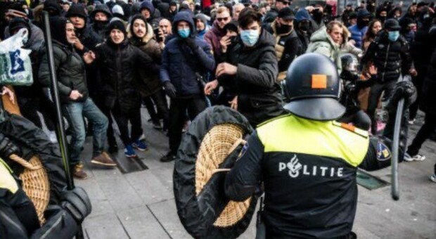 Lockdown, proteste in Olanda: centinaia in strada, scontri e arresti. Il premier: «Sono criminali»