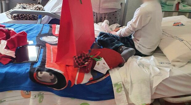 immagine La Befana di Terni col Cuore porta i doni in pediatria