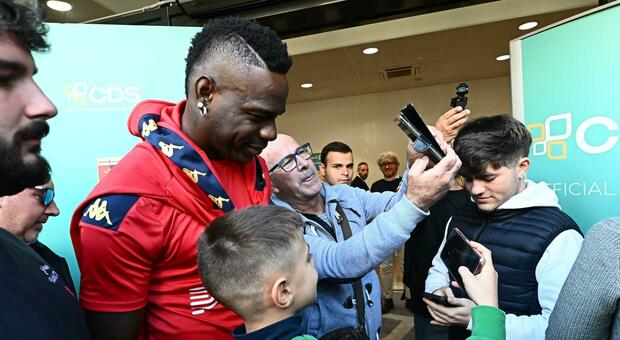 https://statics.cedscdn.it/photos/MED/33/30/8443330_28113330_balotelli_genoa.jpg