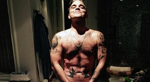 Robbie Williams a nudo per il compleanno: su Facebook lo scatto senza veli
