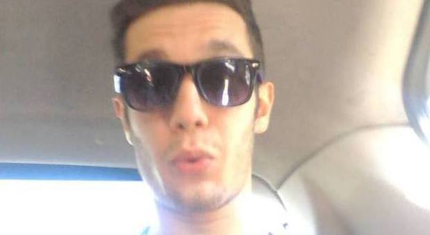 Travolto e ucciso da un bus a Roma. Il dolore su Facebook: «Ciao sorriso, ci mancherai»