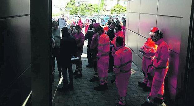 Coronavirus a Napoli, la protesta degli operatori 118: «Ammassati in poche metri per il tampone»