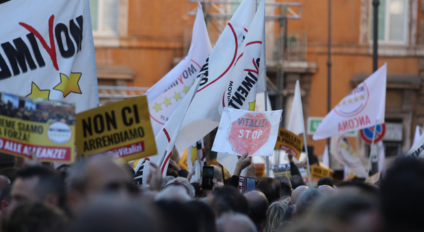 Roma, attivista M5S colpita da malore durante la manifestazione: il medico non riesce a passare tra la folla