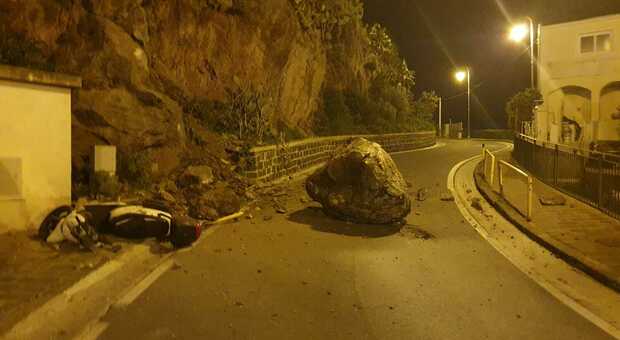 nella foto: il macigno crollato ieri sera dal fianco del Monte Vico
