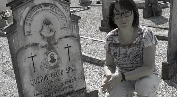 Gabriella Colussi Arthur sulla tomba della bisnonna