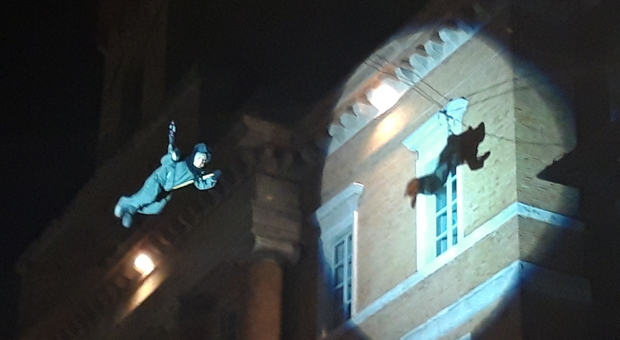 La Befana Volante durante la discesa dal Torrino del Palazzo Comunale di Foligno