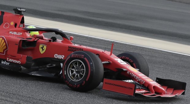 Mick Schumacher al volante della Ferrari nelle prove in Baharein