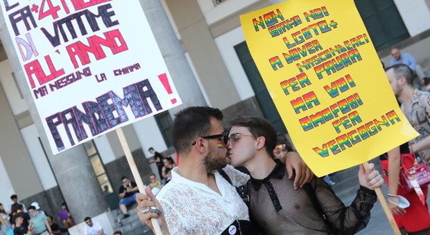 Pride 2020, l'onda arcobaleno a Napoli: «Subito una legge contro l'omolesbotransfobia»