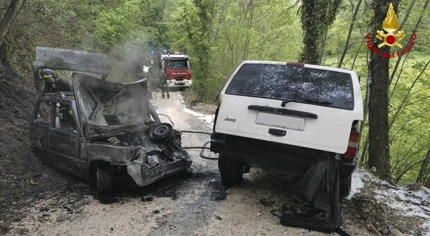 Sarnano, duro scontro con incendio tra due auto: pericolo per la vegetazione circostante