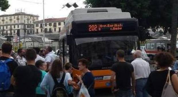Napoli, arrestato un 60enne per l'aggressione all'autista del bus