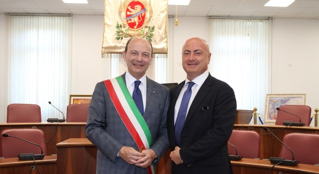 Il neo sindaco Riccardo Mastrangeli con il suo predecessore, Nicola Ottaviani (Foto Flavio Germani)