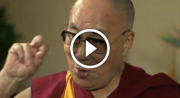 Il Dalai Lama alla tv inglese, imita Trump e parla di Pitt-Jolie e Kim Kardashian
