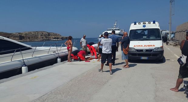 Avverte un malore mentre nuota, vani i soccorsi: morto un uomo a Ventotene