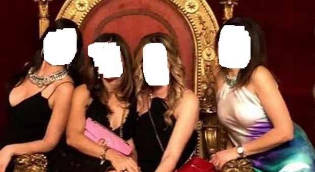 Napoli, 4 ragazze salgono sul trono dei Borbone appena restaurato: la foto scatena la polemica