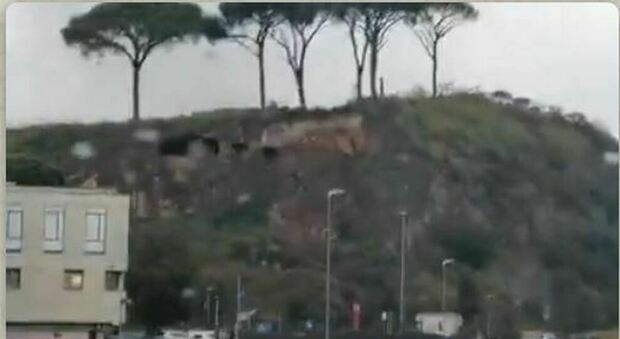 Roma, frana travolge le grotte antiche di Saxa Rubra. Soprintendenza: «Crollato tutto il costone di tufo»