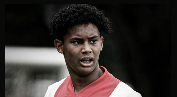 Noah Gesser muore in un incidente stradale, il baby talento dell'Ajax aveva 16 anni