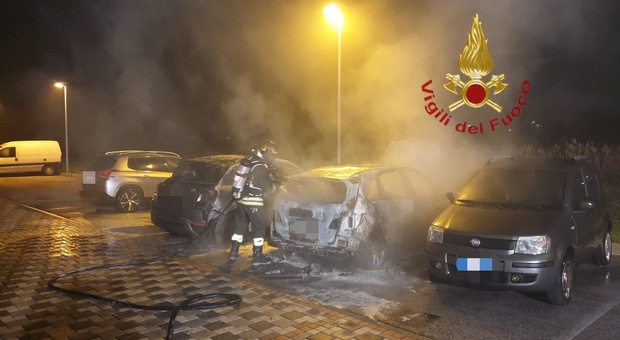 Rogo distrugge l’auto sotto casa: secondo incendio in un anno