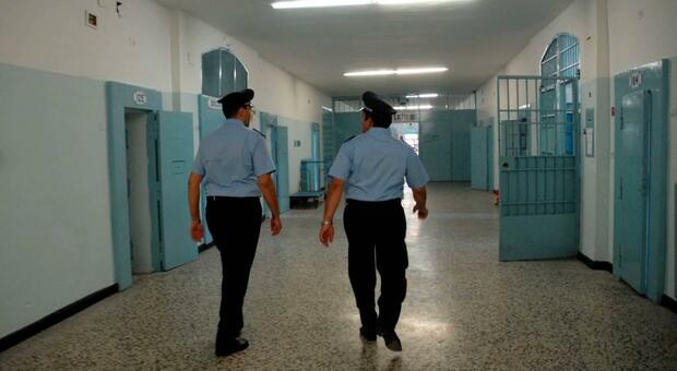 Torino, guardia carceraria sottoposta al “gay-test. I giudici: «Va risarcito»