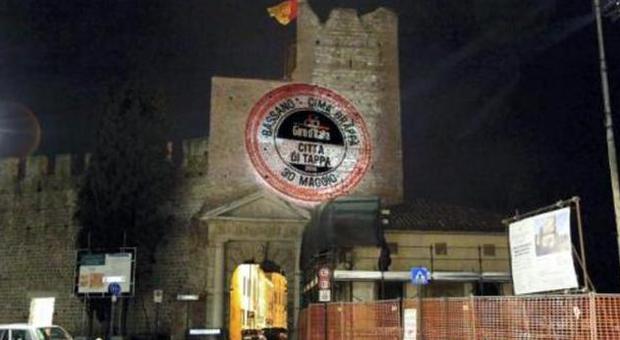 Giro d'Italia, il logo della tappa illumina la torre delle Grazie