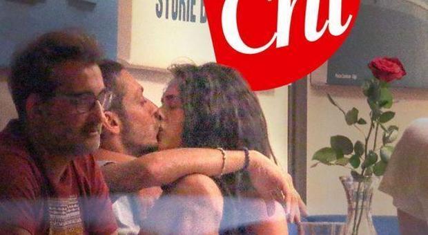 Valentino Rossi e la nuova fidanzata, eccolo mentre bacia la modella Francesca Sofia Novello