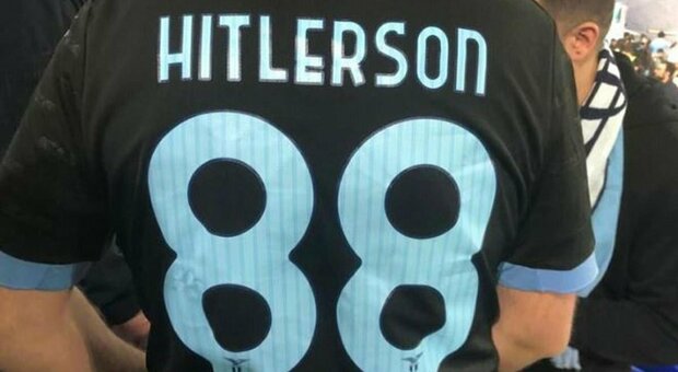 Identificato il tifoso con la maglia "Hitlerson 88": è un tedesco simpatizzante della Lazio. Daspo di 5 anni