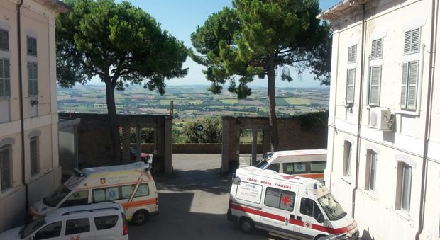 La donna è stata ricoverata all'ospedale di Osimo