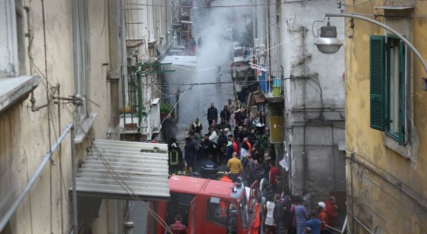 Napoli, fiamme tra i vicoli del Rione Sanità: morta una donna