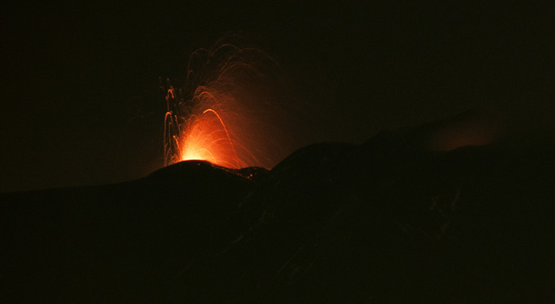 Il vulcano Etna è attivo, le immagini di ieri sera: «Detonazioni impressionanti». FOTO E VIDEO