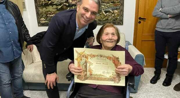 Nonna Maria compie 105 anni: pergamena e festa
