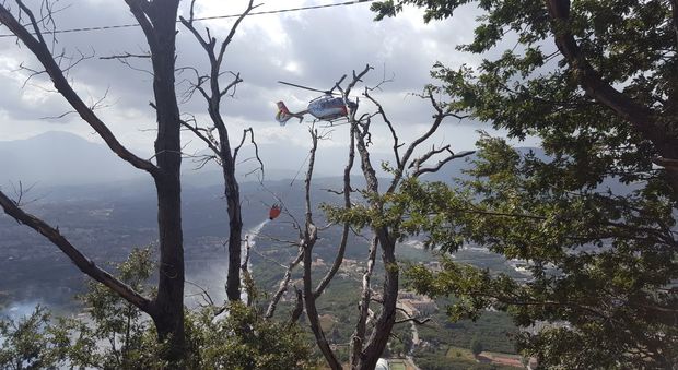 Incendio a Montevergine due elicotteri in azione I video