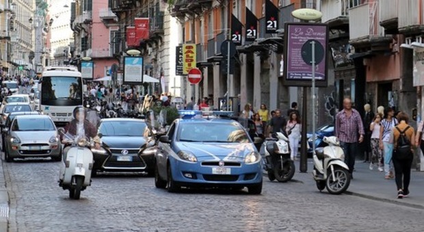 Napoli, 68enne accoltella ex compagna tra la folla in via Toledo: «Era geloso, ma non aveva mai alzato le mani»
