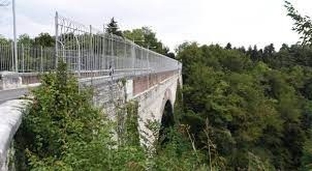 Il ponte dal quale si è gettato Simone Fasan