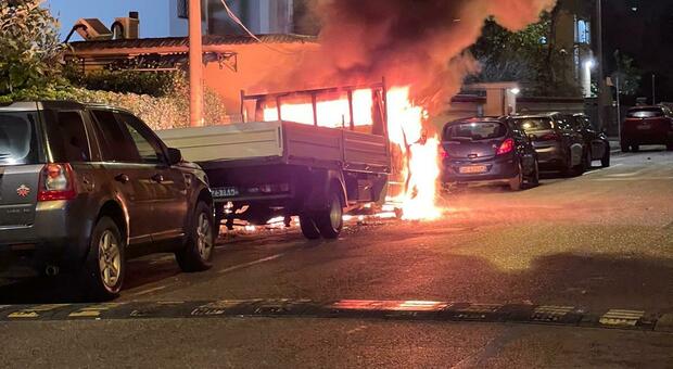 Furgone in fiamme davanti al mercato annonario, indaga la polizia
