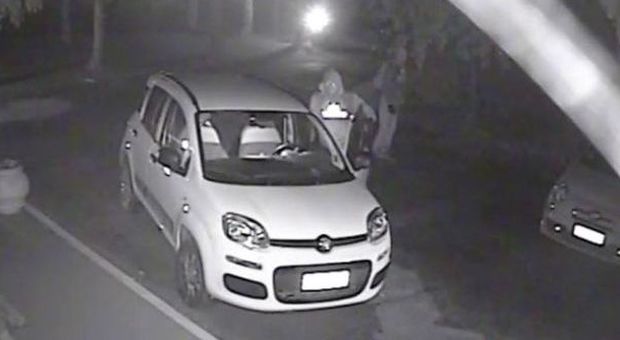 Senigallia, filmato il furto di un'auto Sul Web scatta la caccia ai ladri