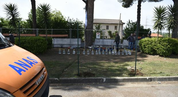 Protesta ex Aviointeriors, lavoratori "recintati" nell'area sull'Appia
