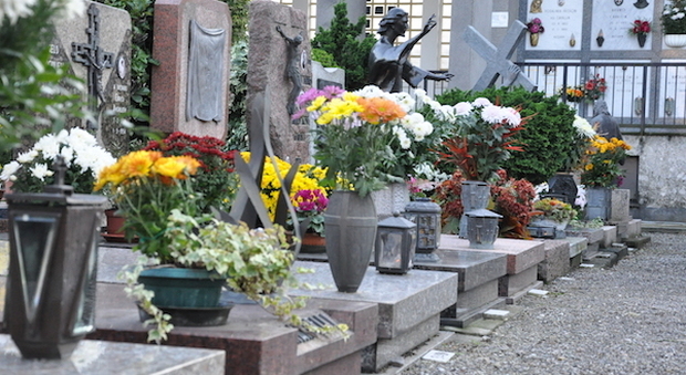 Vasi di rame in cimitero