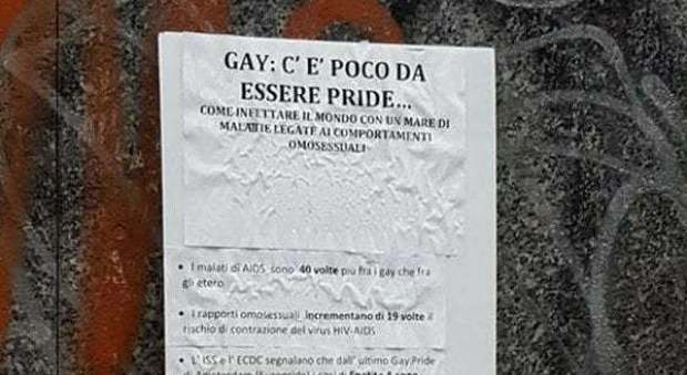"I gay infettano il mondo...", il manifesto choc di fronte a un liceo a Milano