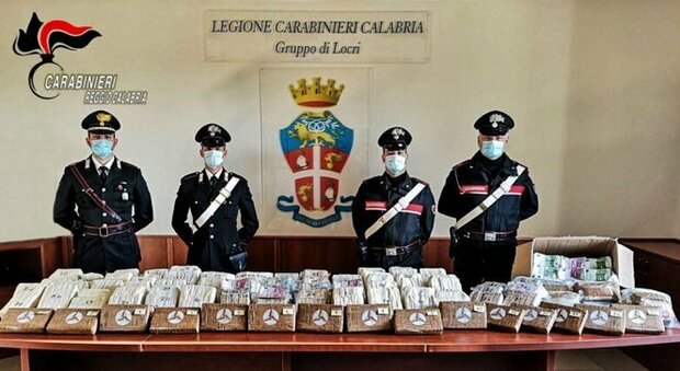 Catanzaro, sorpresa al posto di blocco: avevano 17 chili di cocaina in auto e 5 milioni di euro sotterrati in giardino