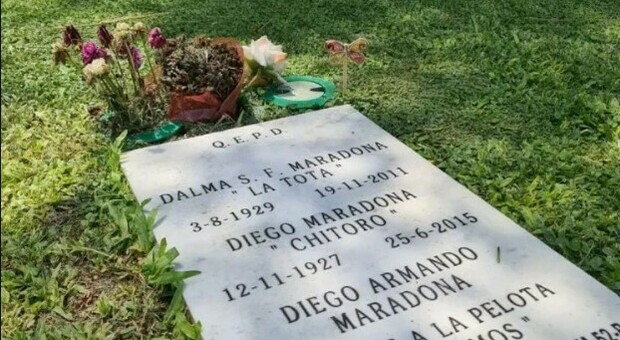 «Maradona, la tomba a Buenos Aires abbandonata»