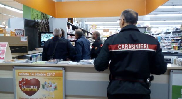 I carabinieri mentre visionano il filmato della rapina