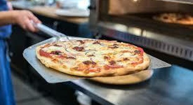 Tamponi truffa a Napoli: pizzaiolo va al lavoro dopo esito negativo, ma era contagiato