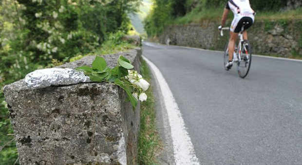 Ciclista trovato morto in strada in zona Vitinia, fatale un malore: aveva 42 anni