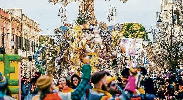 Carnevale d'estate: colori e arte invadono Putignano