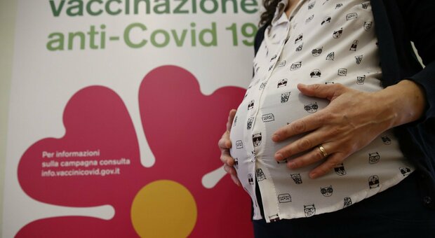 Covid in gravidanza, cosa si rischia: «Pericolo di morte è 8 volte maggiore per mamma e bebè»