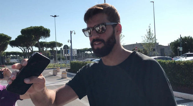 Alisson dice addio alla Roma e parte per Liverpool: «Un grande saluto a tutti i tifosi»