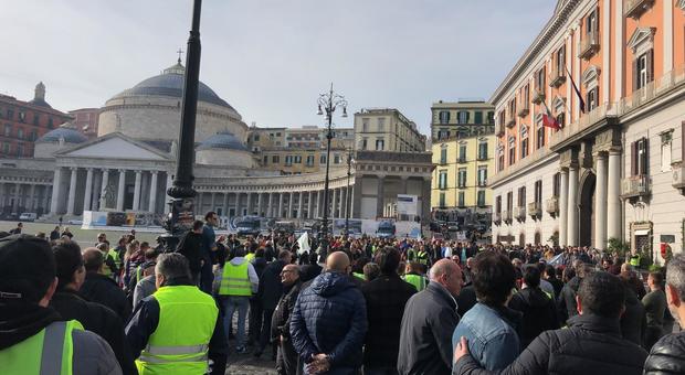Napoli, la marcia su Roma degli autisti Ncc: «Legge assurda e incomprensibile»