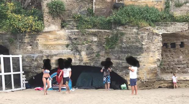 Bacoli, in spiaggia con tende da campeggio e senza mascherina: multati e allontanati