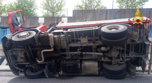Si rovescia camion che trasportava contrappesi di cemento per le gru: autista illeso