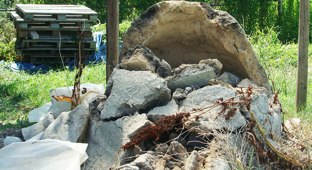 La fornace in terracotta distrutta dai vandali